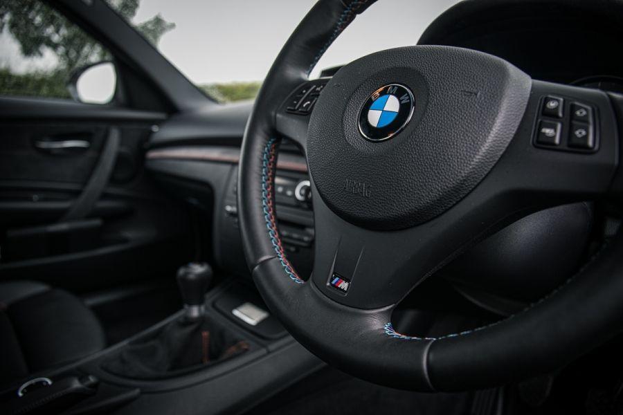 Детали интерьера BMW 1M Jay Kay Car 2012 года  (UK) (фото 13 из 19)
